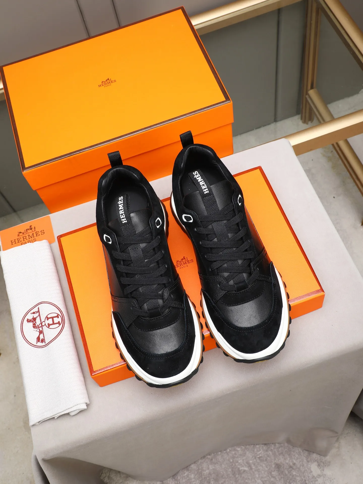 PP680【Hermes】fe new arrival~New Bouncing sneakers are the most comfortable shoes from Hermès. They are extremely light on the feet and look great. You won’t feel tired even when you go shopping and running around. 👍Very light and comfortable. Extremely light. Perfect for both sports and leisure. They feel great when you step on them! It’s up to you to choose, there’s always what you want~ ✔️Fabric: Imported first-layer cowhide ✔️Inner lining: Imported water-dyed cowhide ✔️Outsole: Seamless combination of IP+TPU (multi-color letters) German technology irradiation machine ✔️Code number: Male 38-44 (45 customized)